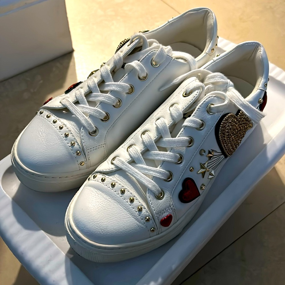 Super cute casual sneakers!!